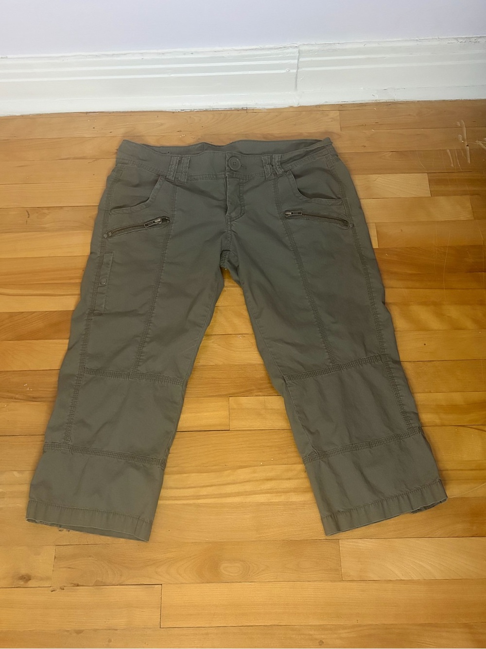 H&M Women’s Olive Green Cargo Capris Pants